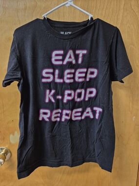 K‑Pop Graphic Tee – Eat Sleep K‑Pop Repeat – Hot Topic – Size M